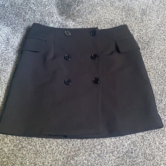Small black mini skirt with buttons - Picture 4 of 5